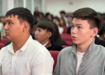 Талдықорғанда студенттер мен полиция «Ашық микрофон» алаңында кездесті