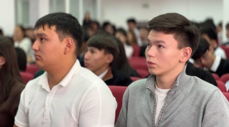 Талдықорғанда студенттер мен полиция «Ашық микрофон» алаңында кездесті