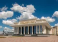 Демалыс күнгі отшашу: Театр алдында тәртіп бұзған жігіт жауапкершілікке тартылды