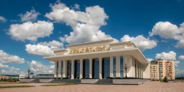 Демалыс күнгі отшашу: Театр алдында тәртіп бұзған жігіт жауапкершілікке тартылды