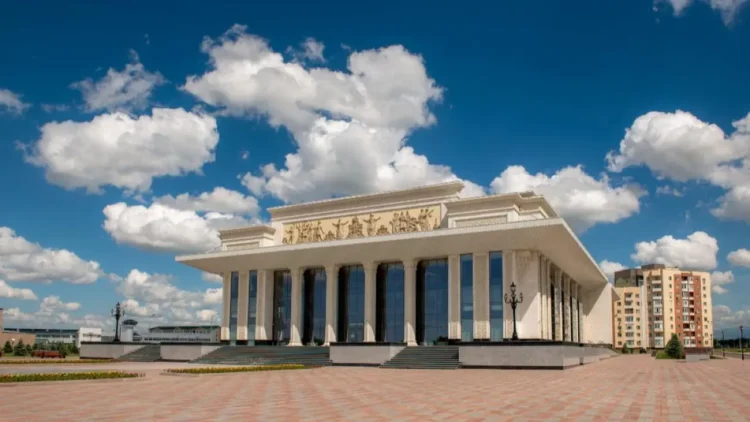 Демалыс күнгі отшашу: Театр алдында тәртіп бұзған жігіт жауапкершілікке тартылды