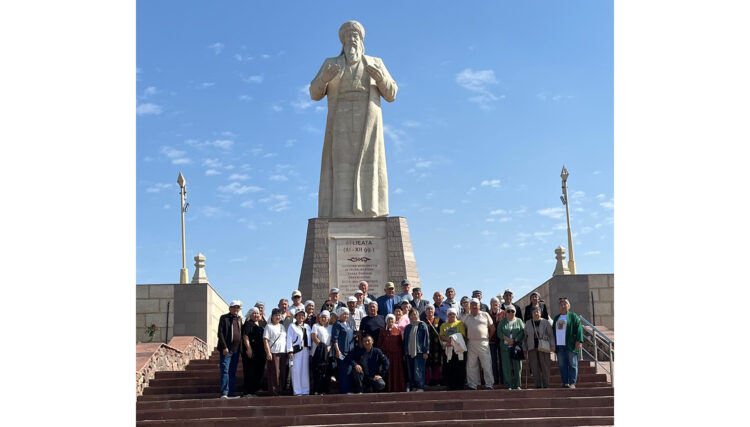 Қарттар қасиетті мекендерге тағзым етті