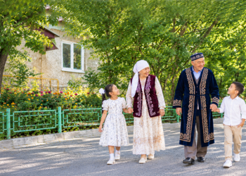 Өздері бір көненің көздеріндей