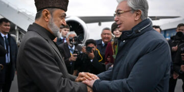 Президент Оман сұлтанын күтіп алды