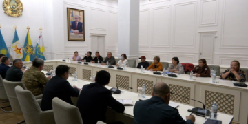 Қорғаныс министрі зардап шеккен әскери қызметшілердің отбасыларын қабылдады
