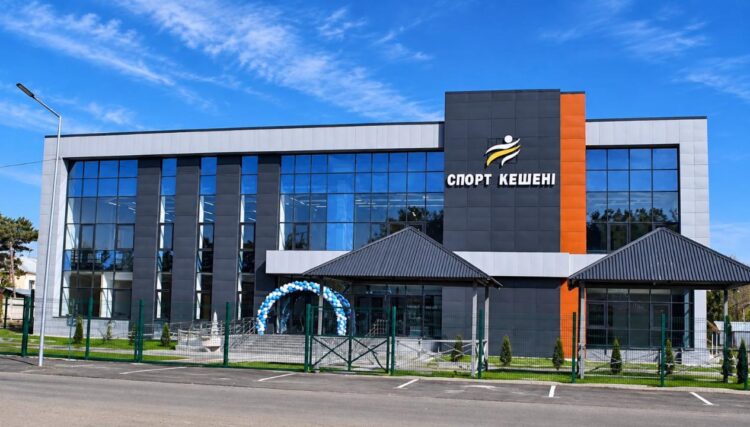 Жетісуда халықты спорт инфрақұрылымымен қамту деңгейі 70,5%-ға жетті: Алакөл ауданында жаңа спорт кешені ашылды