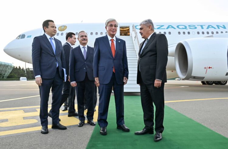 Қасым-Жомарт Тоқаев АӨСШК саммитіне қатысу үшін Бакуге барды