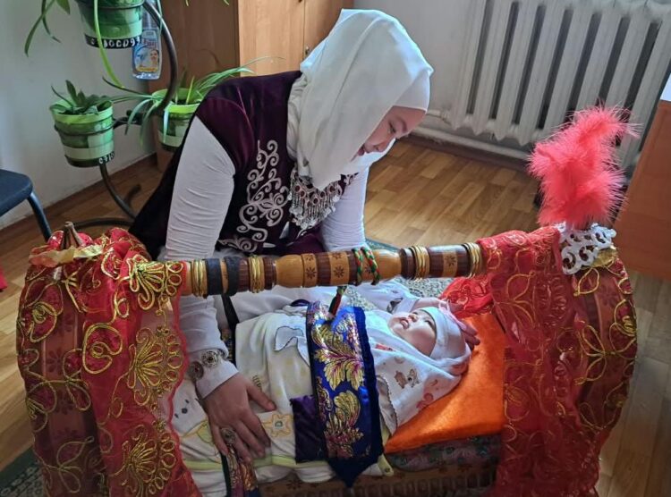 Діни тәрбие дәстүрге жат па?
