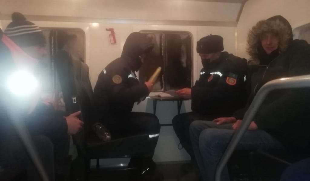 МАТАЙ АУЫЛЫНЫҢ МАҢЫНДА БЕС АДАМ ҚАР ҚҰРСАУЫНДА ҚАЛЫП ҚОЙДЫ