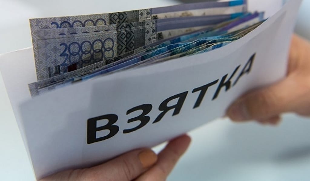 ҮШ ЛАУАЗЫМДЫ ТҰЛҒА ҚОЛМА-ҚОЛ ПАРА АЛЫП ЖАТҚАН ЖЕРІНЕН ҰСТАЛДЫ