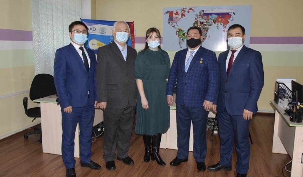 ЖЕТІСУ УНИВЕРСИТЕТІНІҢ БЕС ҚЫЗМЕТКЕРІ "ҮЗДІК ОҚЫТУШЫ" АТАНДЫ