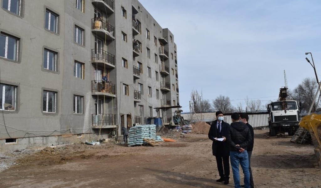 ҮЙ КЕЗЕГІНДЕ ТҰРҒАН ҚАПШАҒАЙЛЫҚТАР ЖУЫРДА ҚОНЫСТОЙЫН ТОЙЛАЙДЫ