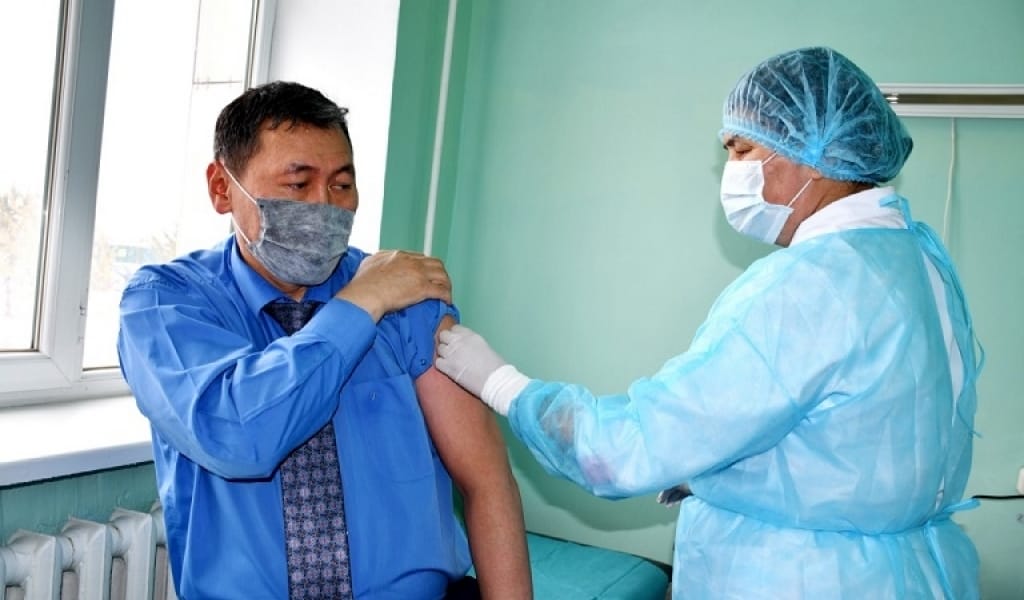 АУРУХАНА ДИРЕКТОРЫ: "АЛҒАШҚЫ БОЛЫП ЕКПЕНІ ӨЗІМ ҚАБЫЛДАДЫМ"