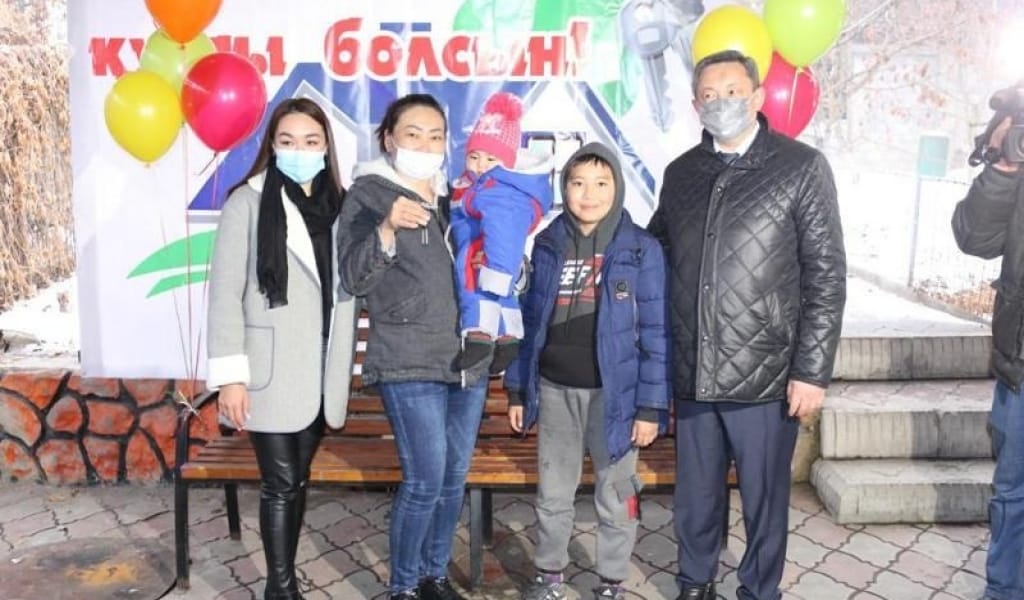 ДЕМЕУШІЛЕР ҮЙІ ӨРТЕНГЕН КӨПБАЛАЛЫ ОТБАСЫНА БАСПАНА СЫЙЛАДЫ