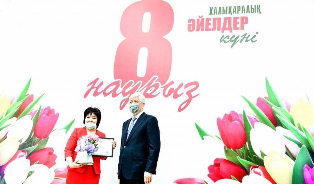 АЛМАТЫ ОБЛЫСЫНЫҢ ӘКІМІ АРУЛАРДЫҢ БАСЫН ҚОСЫП, МЕРЕКЕМЕН ҚҰТТЫҚТАДЫ