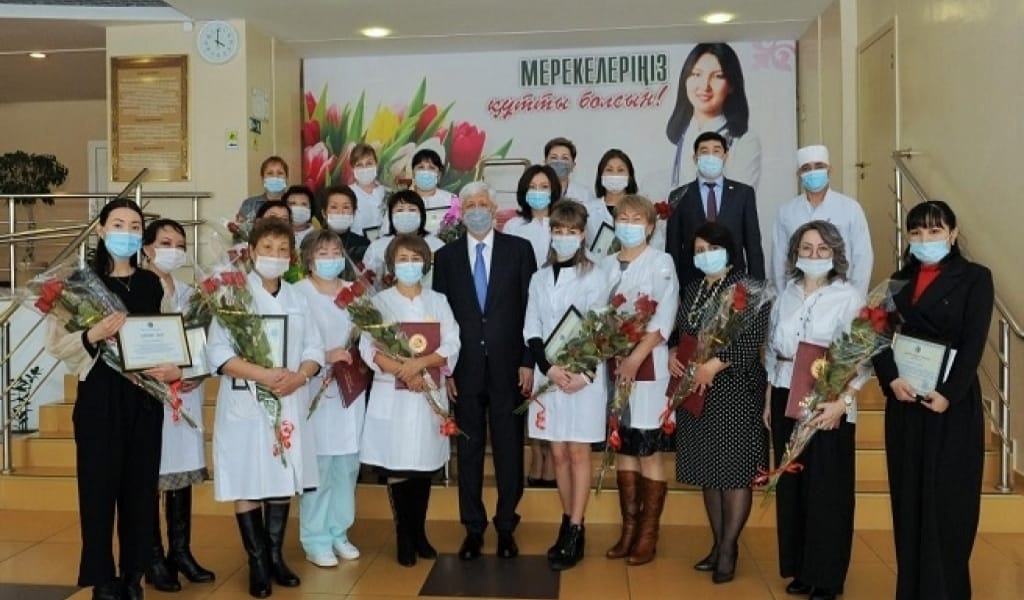 АМАНДЫҚ БАТАЛОВ ІНДЕТПЕН КҮРЕСКЕН ДӘРІГЕРЛЕРГЕ ҚҰРМЕТ КӨРСЕТТІ