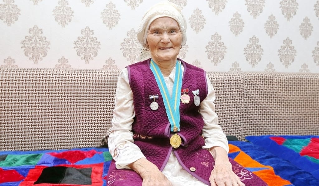 АЛМАТЫ ОБЛЫСЫНДА КЕНЖЕҚЫЗ ЕСІМДІ 21 БАЛАНЫҢ АНАСЫ ТҰРАДЫ