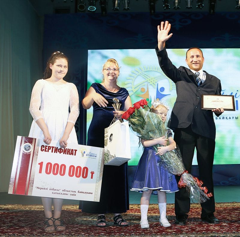 КӨПКЕ ҮЛГІ ӘУЛЕТТЕР облыс әкімінің қолынан жүлде алды