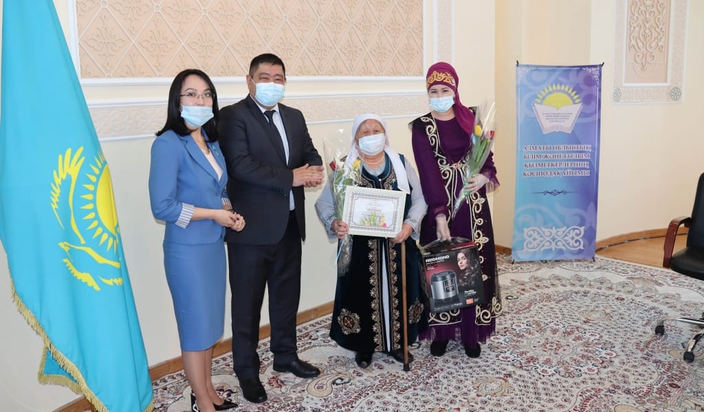 ҰСТАЗДАРҒА ҚҰРМЕТ