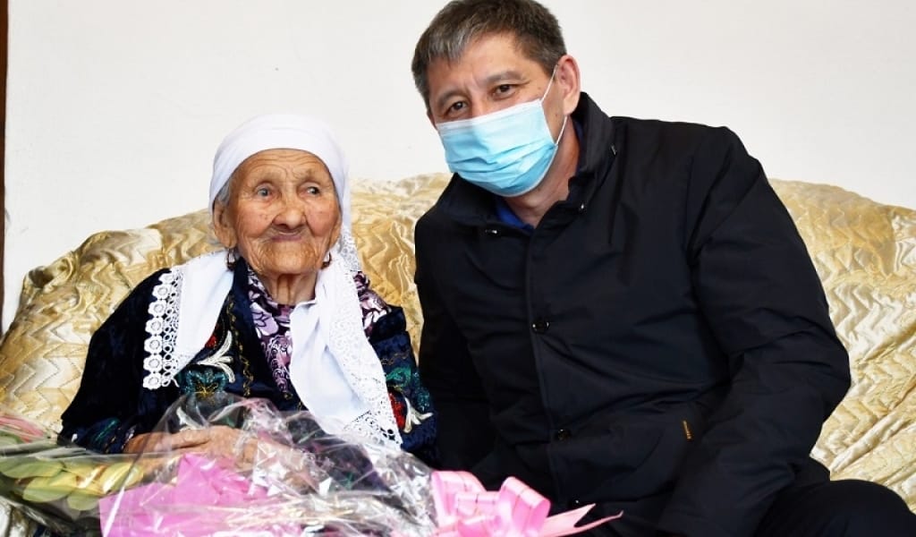 АЛАКӨЛ АУДАНЫНЫҢ ЖАҢА ӘКІМІ 100 ЖАСАҒАН ӘЖЕЛЕРДІҢ ҮЙІНЕ БАРДЫ