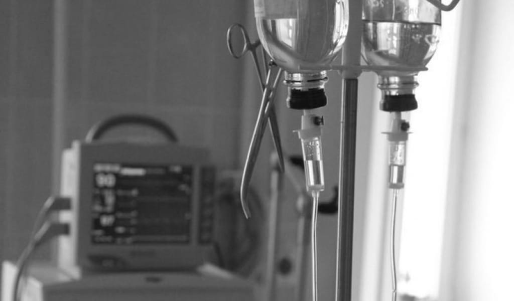 МАС ЖҮРГІЗУШІ ҚАҒЫП КЕТКЕН ОҚУШЫ ҚЫЗ АУРУХАНАДА КӨЗ ЖҰМДЫ