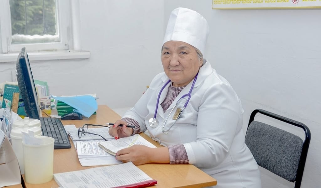 АНТЫНА АДАЛ: БАЛА ДЕНСАУЛЫҒЫН БӘРІНЕН ЖОҒАРЫ ҚОЯТЫН ДӘРІГЕР