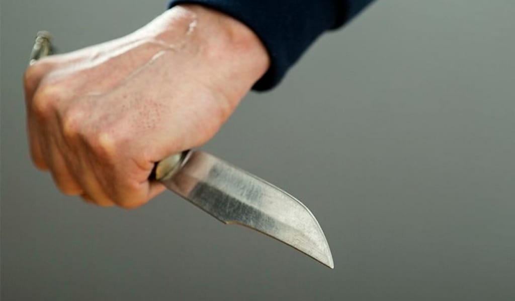 САЯЖАЙДА ТҰРАТЫН АЗАМАТ "ЖЕДЕЛ ЖӘРДЕМГЕ" ПЫШАҚ АЛА ЖҮГІРДІ