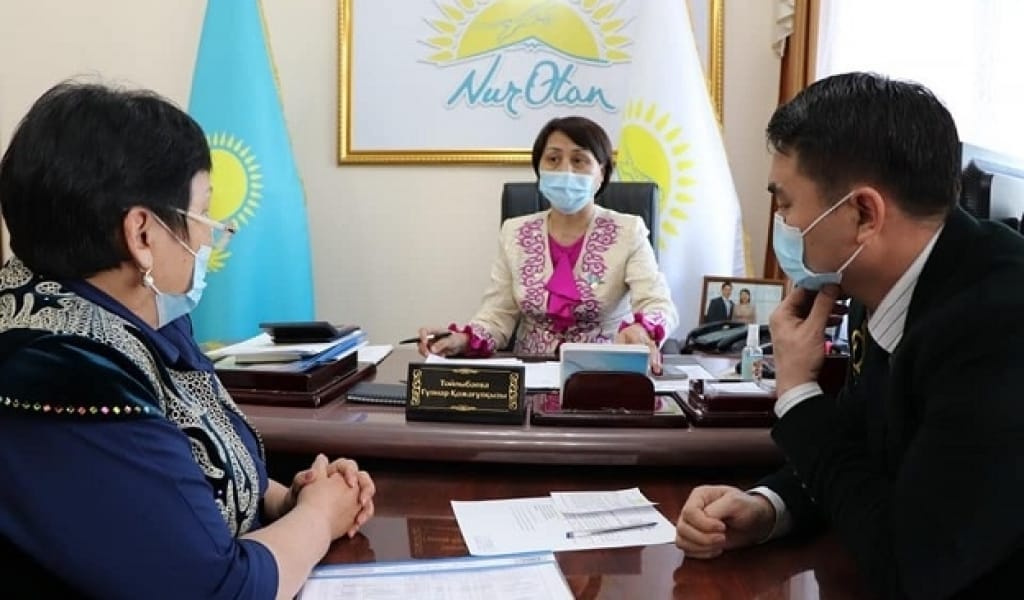 "NUR OTAN" ПАРТИЯCЫНЫҢ ҚЫЗМЕТКЕРЛЕРІ ҰЛТТЫҚ НАҚЫШТА КИІНІП ЖҮР