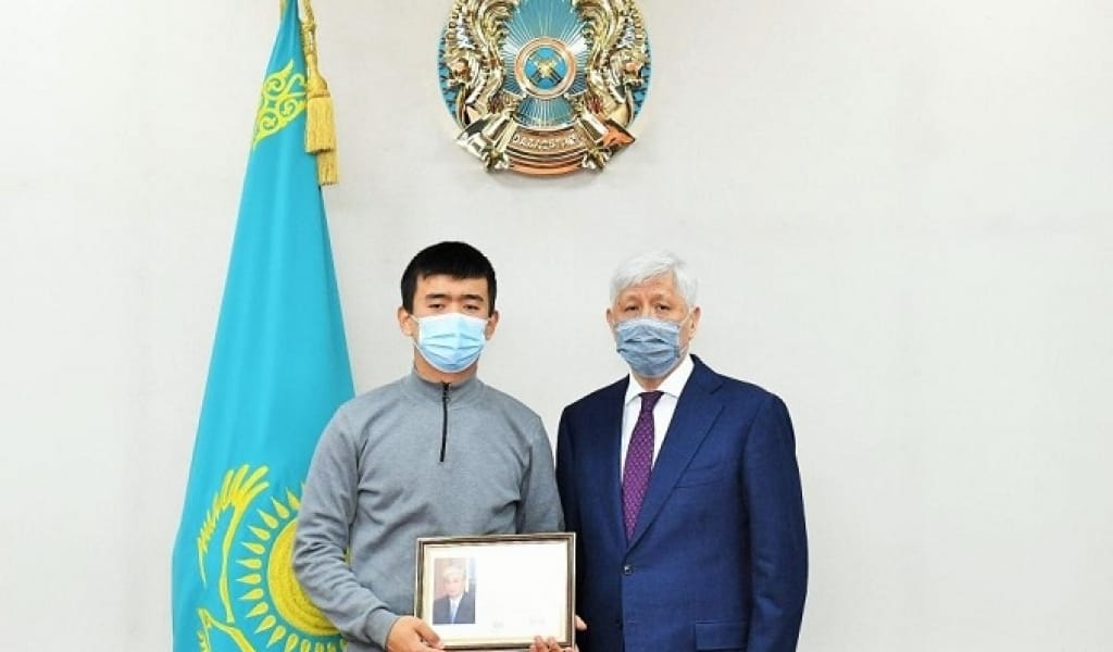 БАЛАЛАРДЫ ӨРТТЕН ҚҰТҚАРҒАН СТУДЕНТ ПРЕЗИДЕНТ АЛҒЫСЫН АЛДЫ