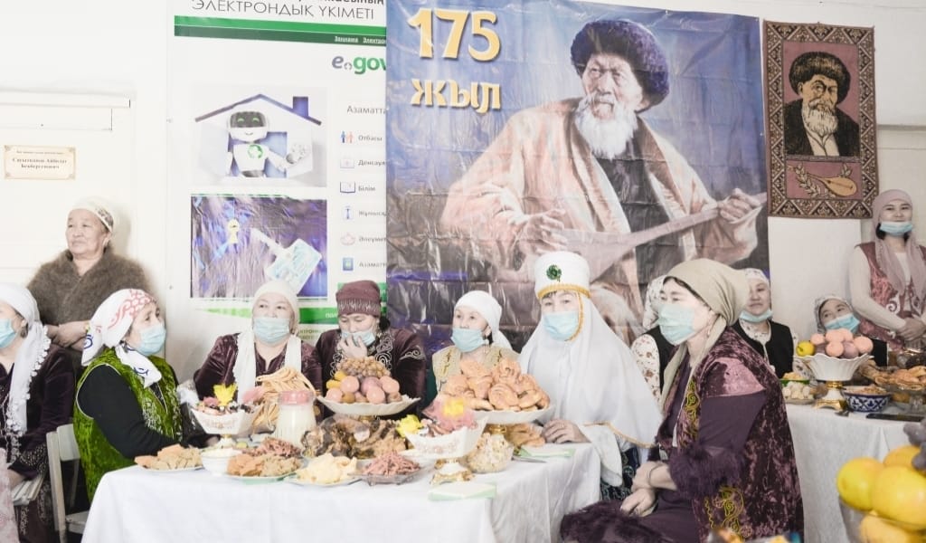 БӨЛЕКСАЗ АУЫЛЫНЫҢ ТҰРҒЫНДАРЫ КӨШЕ-КӨШЕ БОЛЫП ЖАРЫСТЫ