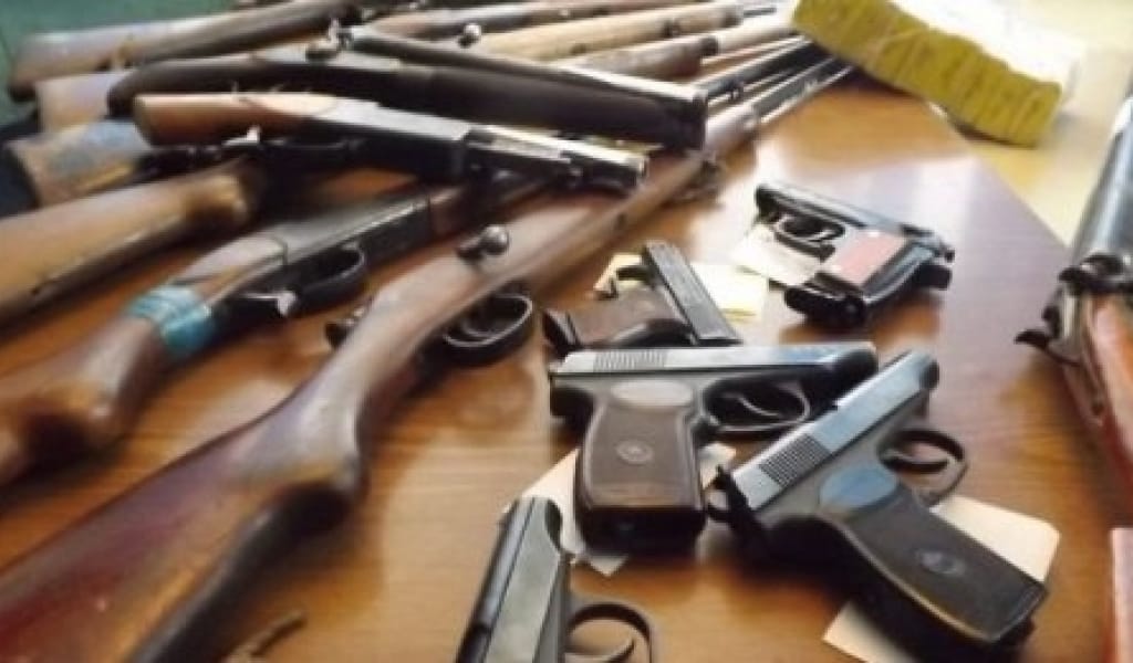 ПОЛИЦЕЙЛЕР ҮЙДЕ ҚАРУ-ЖАРАҚ ҰСТАЙТЫН ТҰРҒЫНДАРДЫ ТЕКСЕРДІ