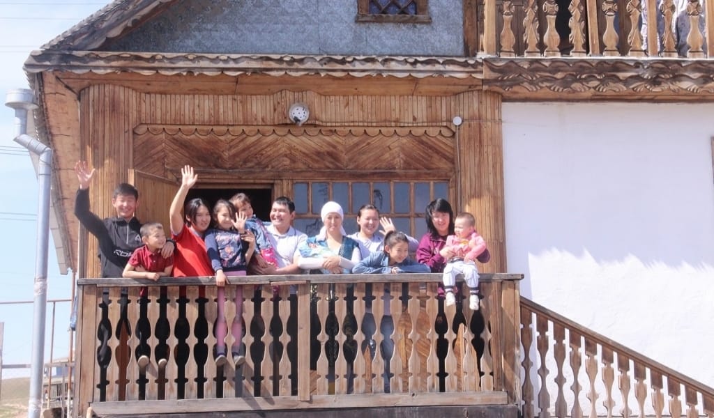 ЖУРНАЛИСТЕР ОН ТӨРТ БАЛАСЫ БАР ӘЙЕЛДІҢ ҮЙІНЕ БАРЫП ҚАЙТТЫ