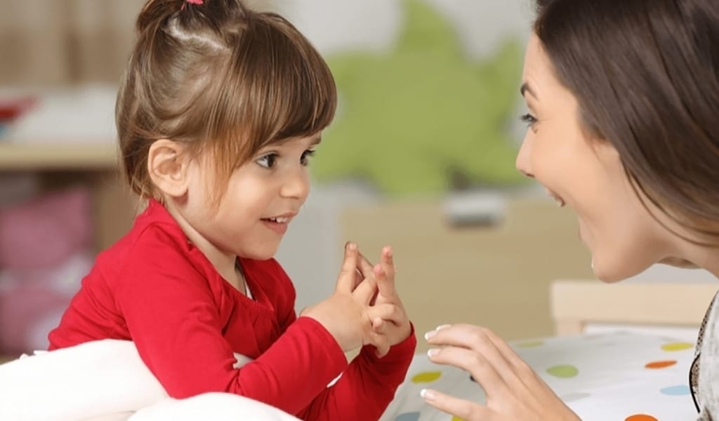 БАЛАҢЫЗ ТҰТЫҒЫП СӨЙЛЕСЕ, НЕ ІСТЕУ КЕРЕК? ЕКІ МАМАННЫҢ ЖАУАБЫ