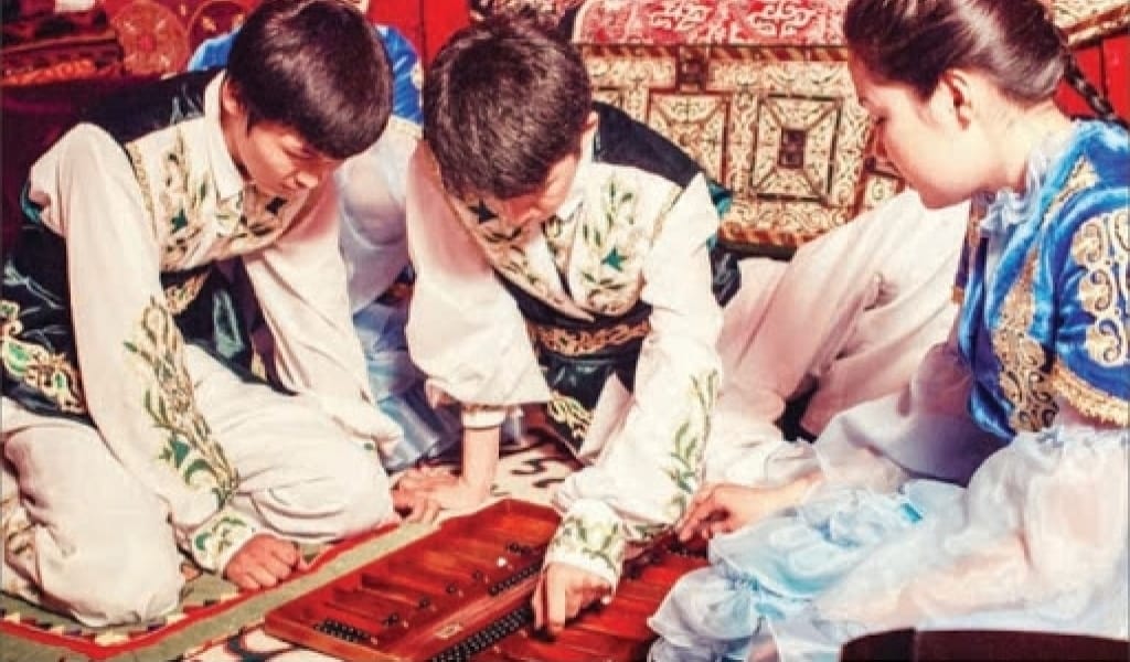 ДЕНЕ ШЫНЫҚТЫРУ МҰҒАЛІМІ: ҰЛТТЫҚ ОЙЫНДЫ ОНЛАЙН ОҚЫТАМЫЗ