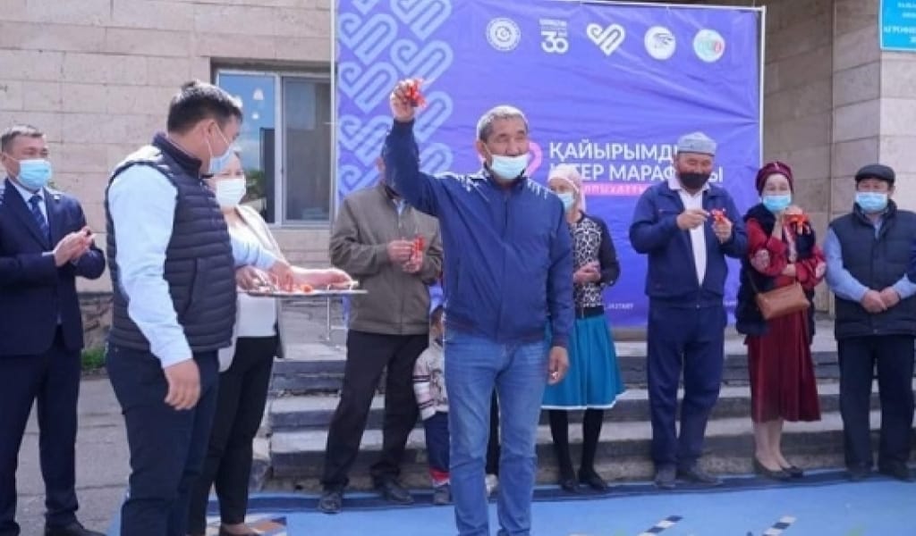 АГРОФИРМА БАСШЫСЫ ӨЗІНІҢ 10 ҚЫЗМЕТКЕРІНЕ БАСПАНА СЫЙЛАДЫ