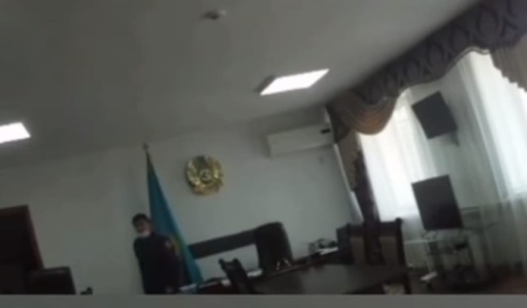 "ТІЛІҢ ШЫҒЫП ҚАЛЫПТЫ ҒОЙ СЕНІҢ, ЕЙ?" АҚСУ АУДАНЫНДАҒЫ ҰЯТТЫ ЖАЙТ