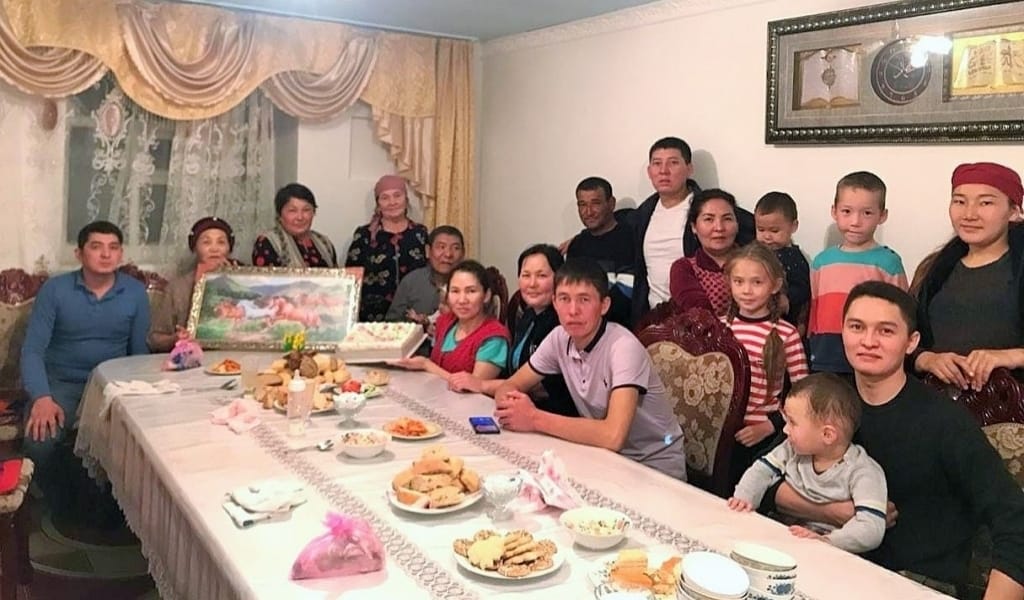 ОН ТӨРТ БАЛАНЫҢ ӘКЕСІ: "ОСЫЛАРҒА ҚАРАП ӨЗІМДІ ТӘРБИЕЛЕЙМІН"