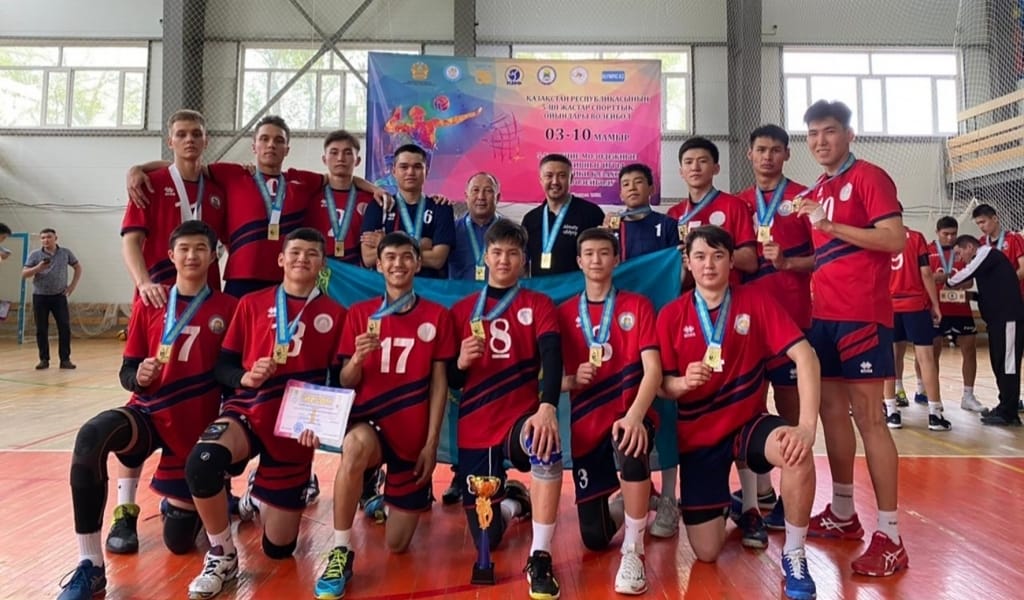 ЖЕТІСУЛЫҚ ВОЛЕЙБОЛШЫЛАР ОРАЛҒА БАРЫП, ЕКІ ДҮРКІН ЧЕМПИОН АТАНДЫ