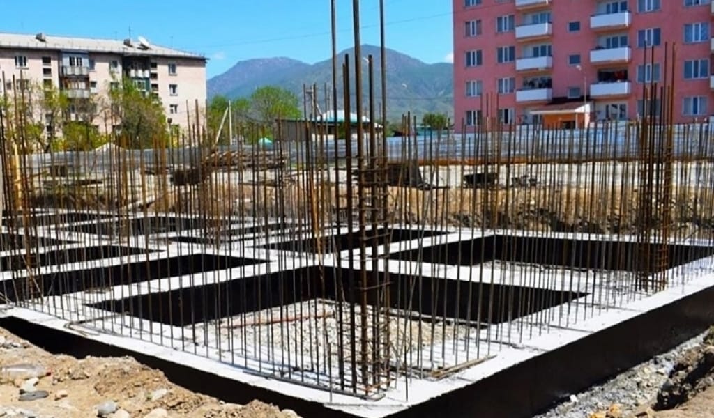 ТЕКЕЛІДЕ КӨПҚАБАТТЫ ЕКІ ТҰРҒЫН ҮЙДІҢ ҚҰРЫЛЫСЫ ҚЫЗУ ЖҮРІП ЖАТЫР