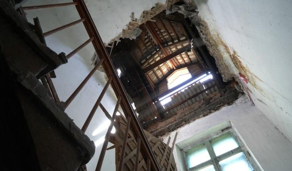 ТЕКЕЛІДЕ КӨПҚАБАТТЫ ТҰРҒЫН ҮЙДІҢ ТӨБЕСІ ОПЫРЫЛЫП, ОРТАСЫНА ТҮСТІ