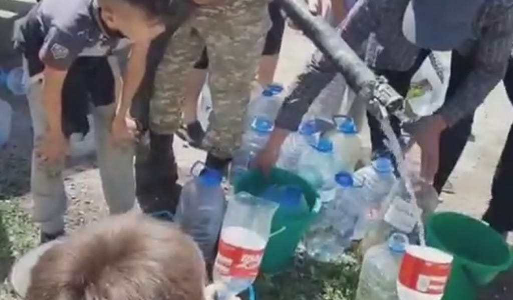 "ЖУЫНУ БЫЛАЙ ТҰРСЫН, ШАЙ ІШУДЕН ҚАЛДЫҚ": САРЫӨЗЕКТЕГІ СУ ДАУЫ