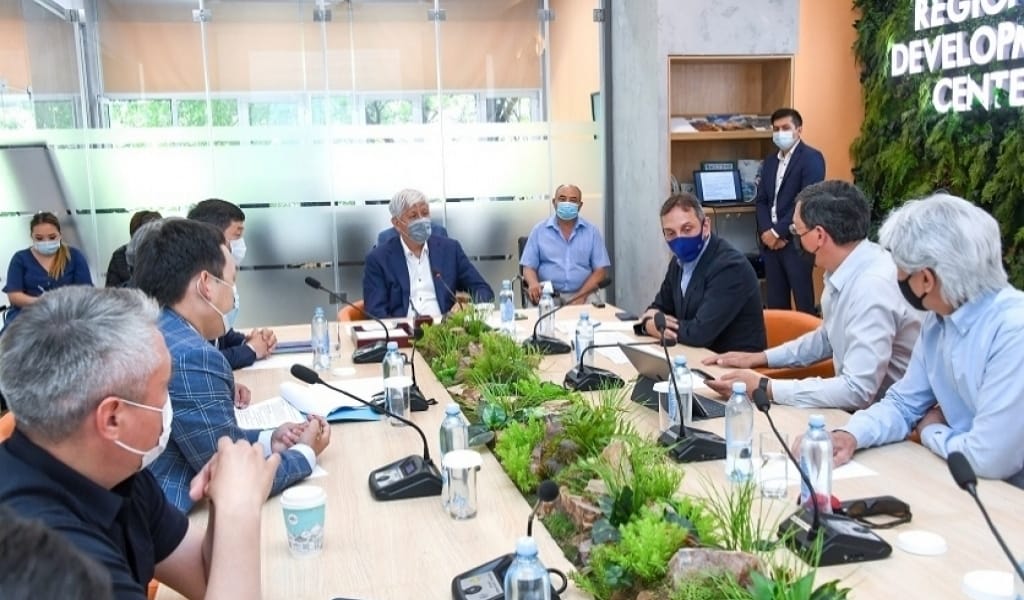 АМАНДЫҚ БАТАЛОВ АЛМАТЫҒА КЕЛІП, БІРНЕШЕ САЛАНЫҢ ӨКІЛДЕРІН ҚАБЫЛДАДЫ