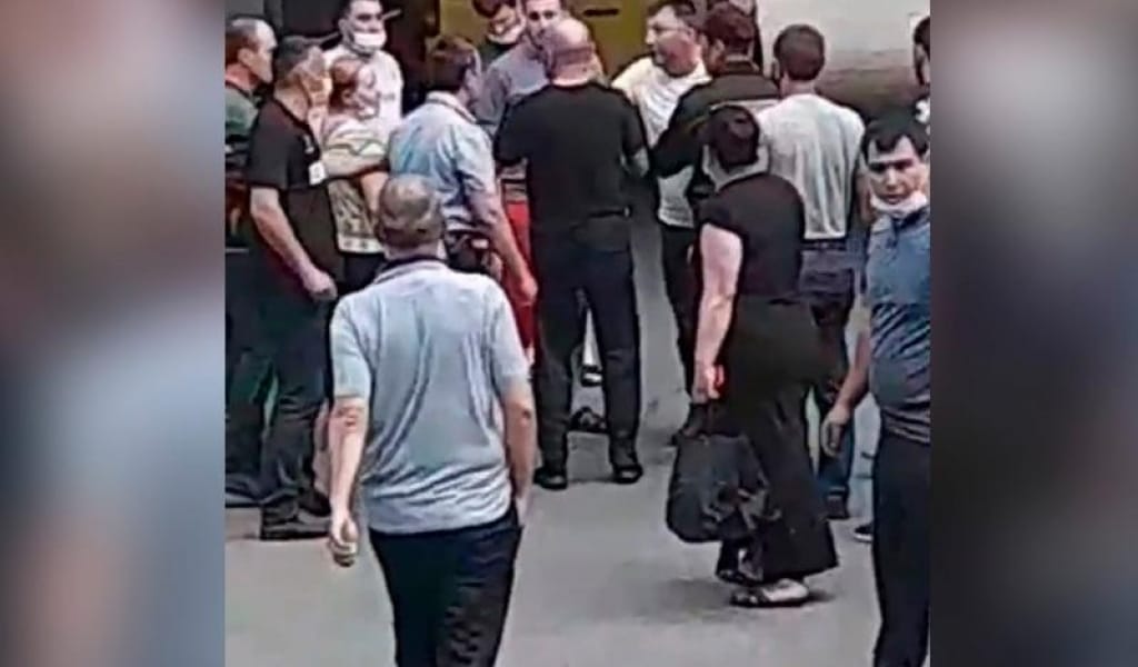 ПОЛИЦИЯМЕН ТӨБЕЛЕСІП, ДӘРІГЕРЛЕРДІ БАЛАҒАТТАҒАН: ЕСІКТЕГІ ОҚИҒА