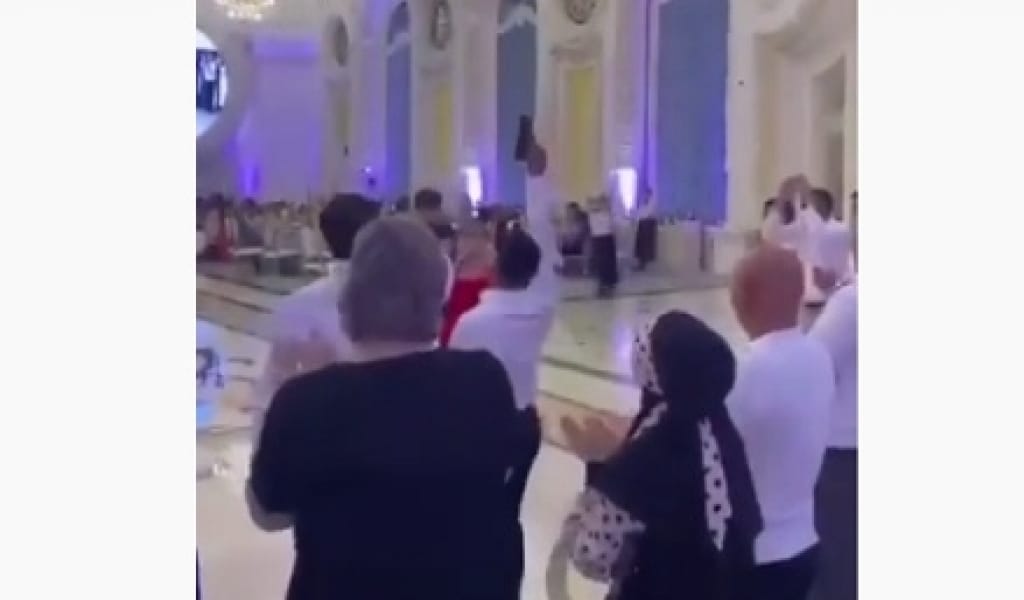 ТОЙ ҮСТІНДЕ ТАПАНШАМЕН ОҚ АТҚАН ЖІГІТ КӨПШІЛІКТЕН КЕШІРІМ СҰРАДЫ