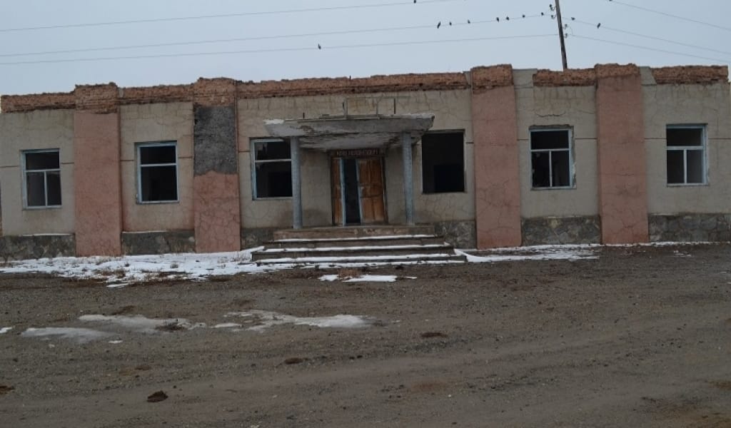 ҚИРАҒАН АУЫЛ, СЫЛДЫР СӨЗ, ҚҰРҒАҚ УӘДЕ: ЖЫЛЫБҰЛАҚТАҒЫ ЖҰПЫНЫ ӨМІР