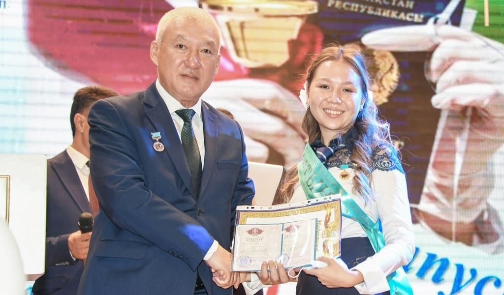 МЕКТЕП БІТІРУ КЕШІ: АЛТЫН ҰЯДАН ҚАНАТ ҚАҚТЫ