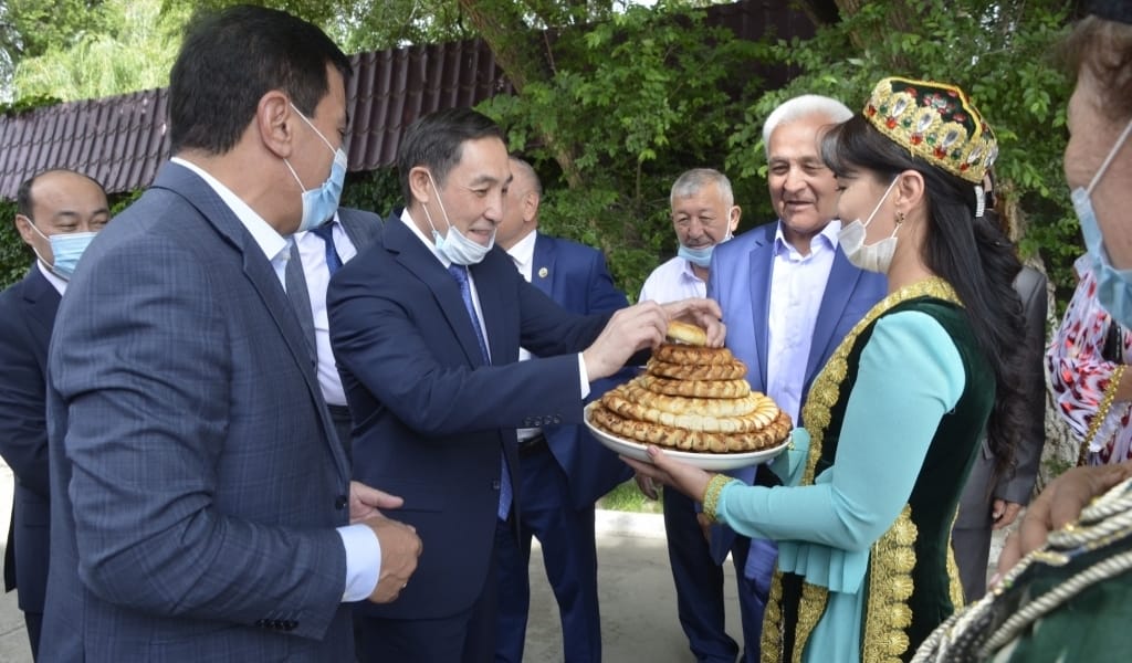 ҰЙҒЫР ХАЛҚЫНЫҢ КӨРМЕСІН ТАМАШАЛАДЫ