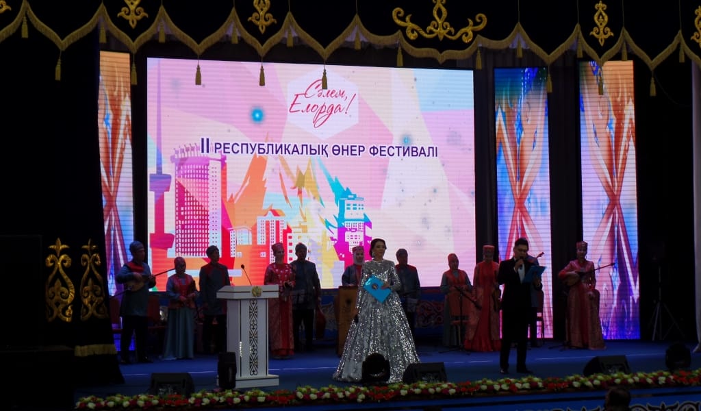 ӨНЕР ШЕРУІ БАСТАЛДЫ