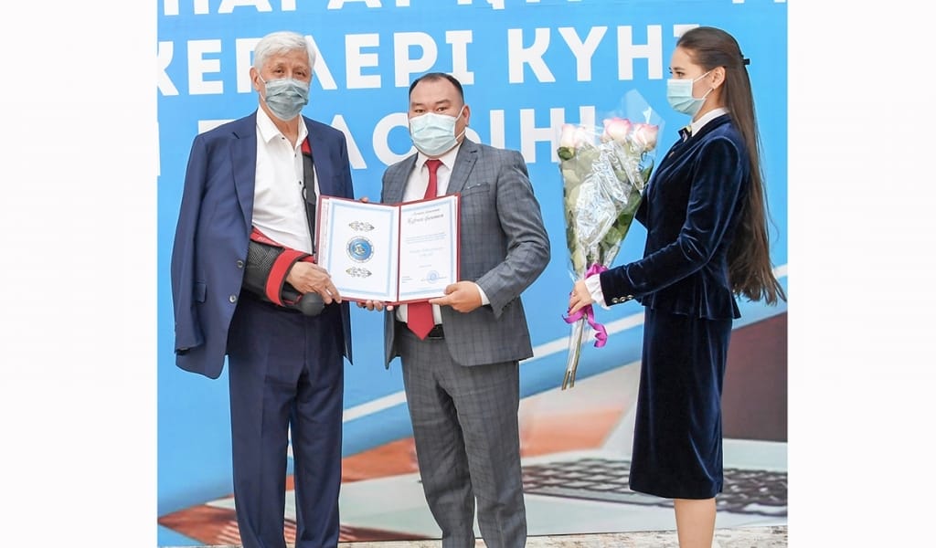 АМАНДЫҚ БАТАЛОВ ЖУРНАЛИСТЕРДІ ҚҰТТЫҚТАДЫ