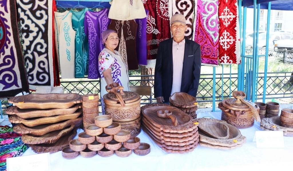 ЕСКЕЛДІЛІК ҚОЛӨНЕРШІЛЕР ҚАЙЫРЫМДЫЛЫҚ КӨРМЕСІНЕ ҚАТЫСТЫ